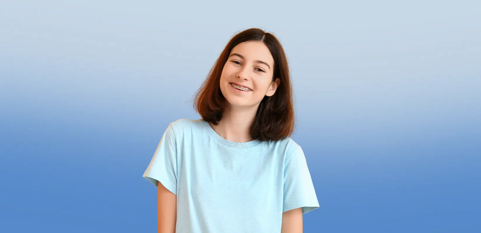 Adolescente sonriendo durante su primera semana con brackets
